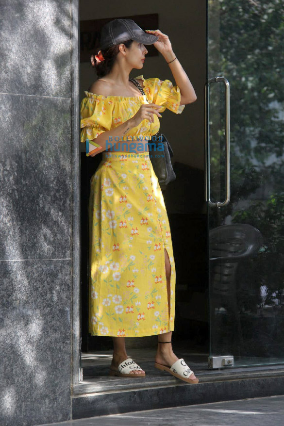 photos malaika arora spotted outside a clinic in santacruz 5