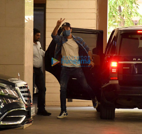 photos ranbir kapoor spotted at jackky bhagnanis house 2