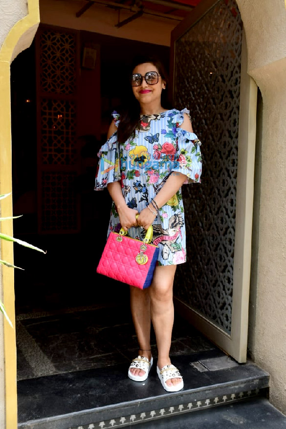 photos rani mukerji snapped at a restaurant in juhu 4