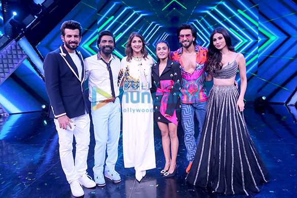 Photos: Ranveer Singh graces the sets of DID Lil Masters to promote his film Jayeshbhai Jordaar Photos: Ranveer Singh graces the sets of DID Lil Masters to promote his film Jayeshbhai Jordaar