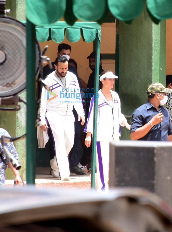 photos saif ali khan and kareena kapoor khan spotted on location for a shoot 4