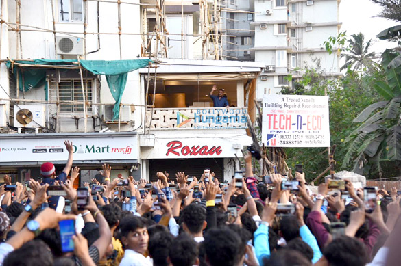 photos salman khan waves to fans outside his residence to wish them for eid 5