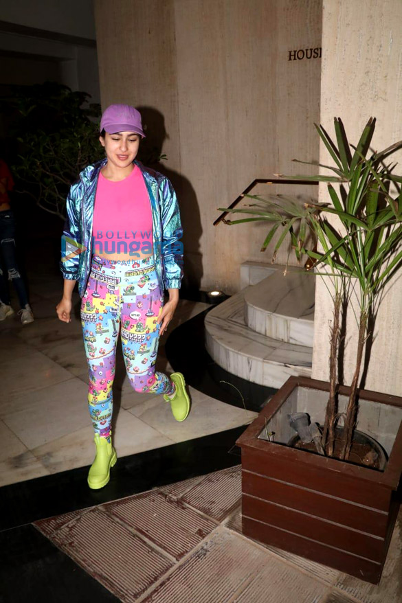 photos sara ali khan snapped at manish malhotras house 3 2