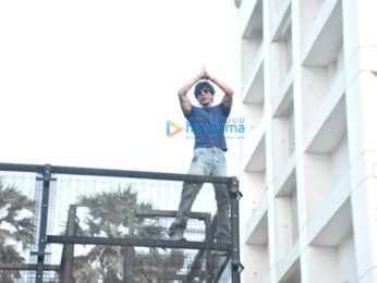 Photos: Shah Rukh Khan snapped waving at fans at Mannat on Eid