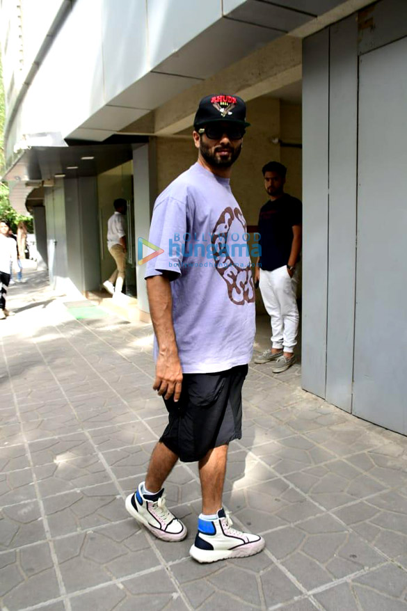 photos shahid kapoor and mira rajput snapped in andheri 5