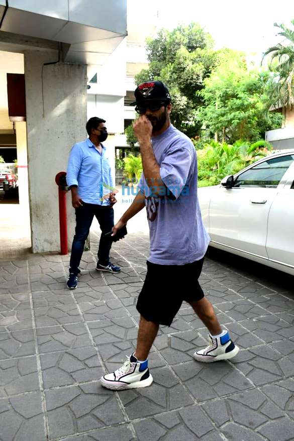 photos shahid kapoor and mira rajput snapped in andheri 6