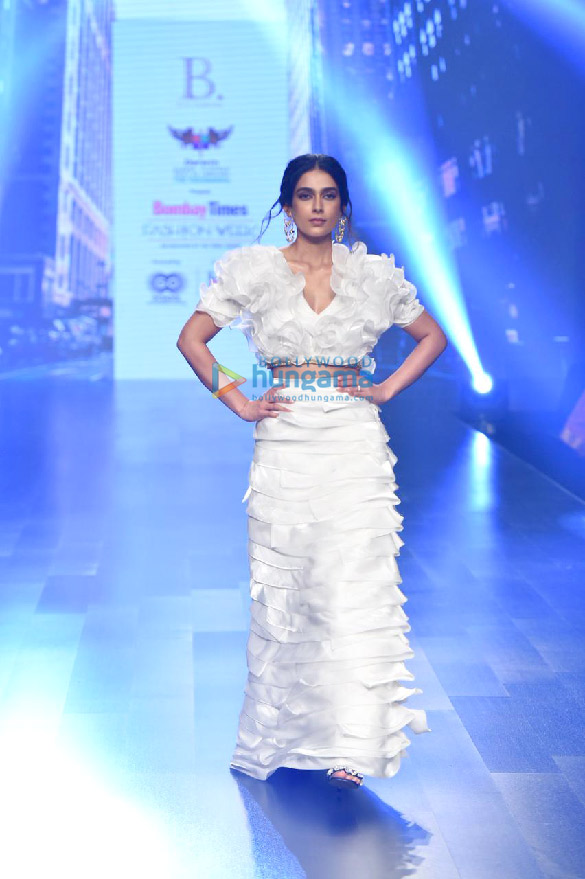 photos shazahn padamsee and aakanksha singh walk the ramp at the bombay times fashion week 2022 2
