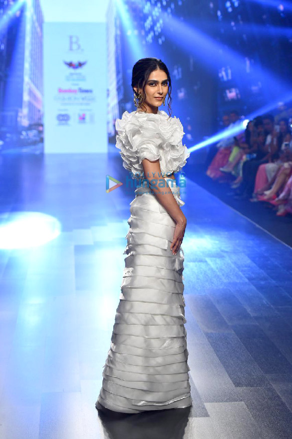 photos shazahn padamsee and aakanksha singh walk the ramp at the bombay times fashion week 2022 6