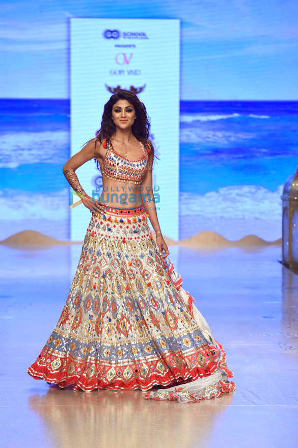 photos shilpa shetty aahana kumra shazahn padamsee and aakanksha singh walk the ramp at the bombay times fashion week 2022 3