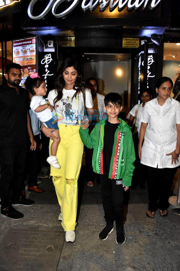 photos shilpa shetty snapped at bastian in khar 1