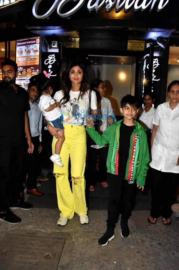 photos shilpa shetty snapped at bastian in khar 2