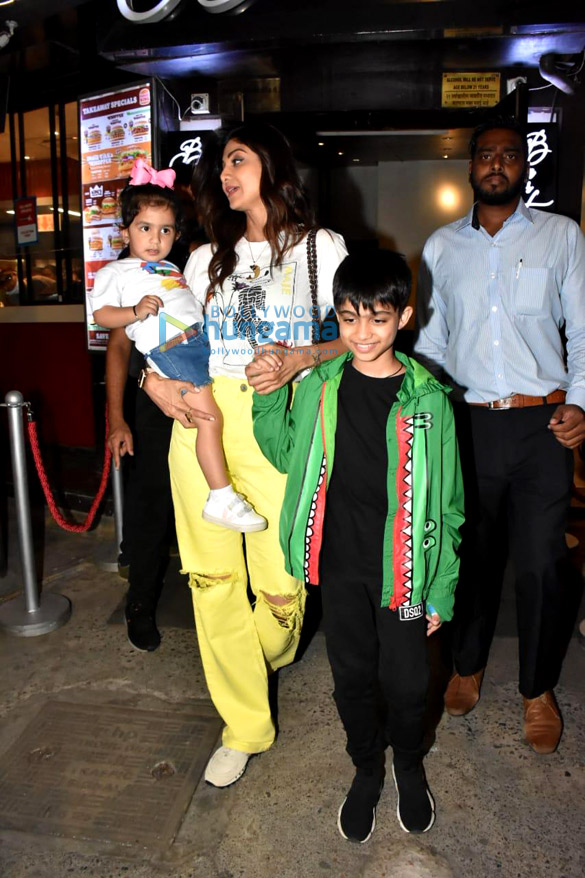 photos shilpa shetty snapped at bastian in khar 3