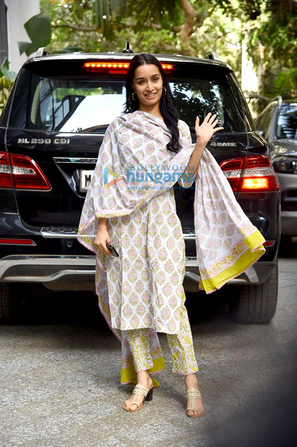 photos shraddha kapoor snapped in santacruz 3