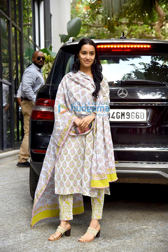 photos shraddha kapoor snapped in santacruz 4