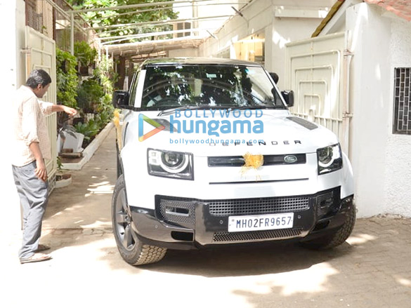 photos sunny deol snapped with his new land rover defender in juhu 1