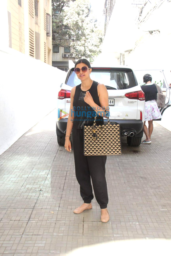 Photos Sushmita Sen spotted at a clinic in Khar (4)
