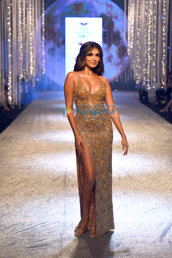 Photos: Tara Sutaria walks the ramp at the Bombay Times Fashion Week 2022