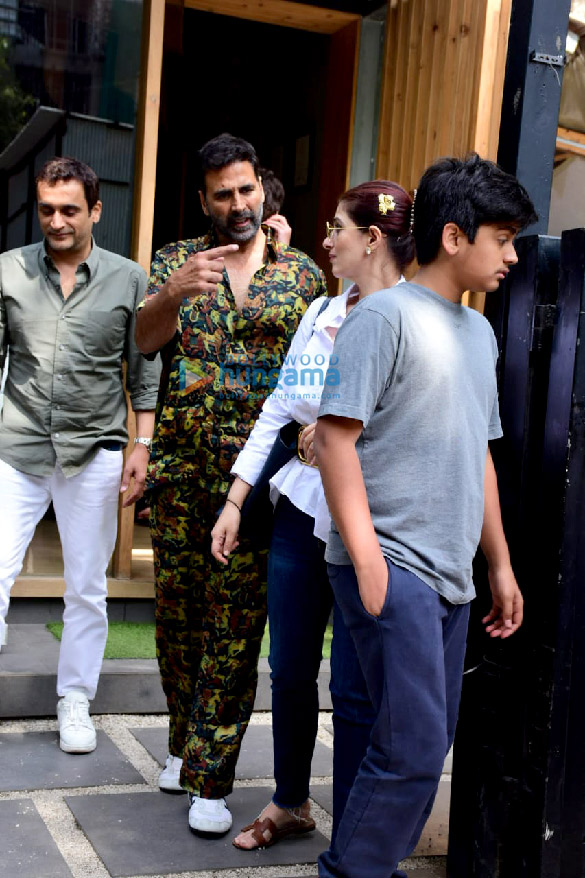 photos twinkle khanna spotted outside a restaurant in bandra 7