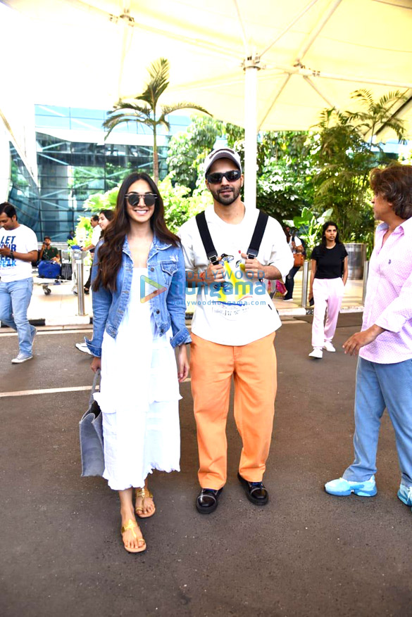 photos varun dhawan and kiara advani snapped at the airport 3