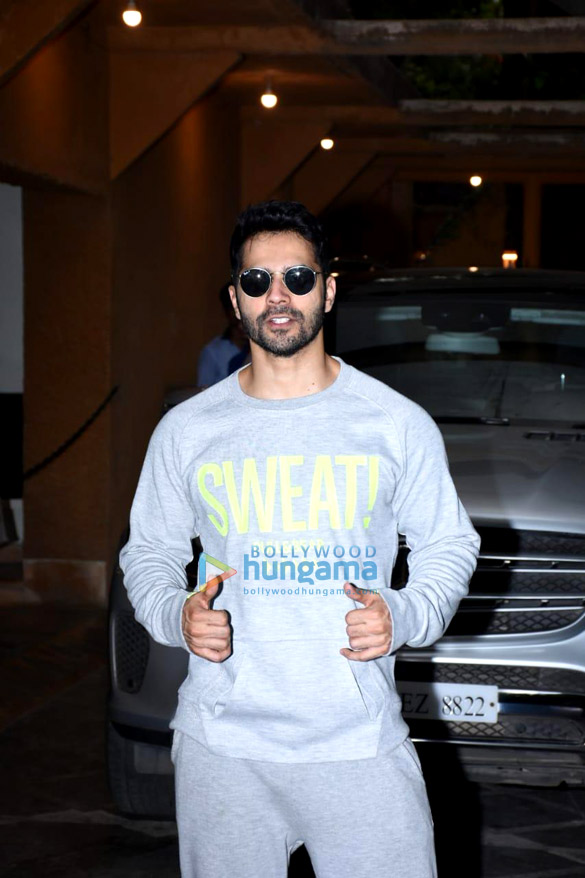 Photos Varun Dhawan does the Jugjugg Jeeyo pose as he gets snapped in the city (3)