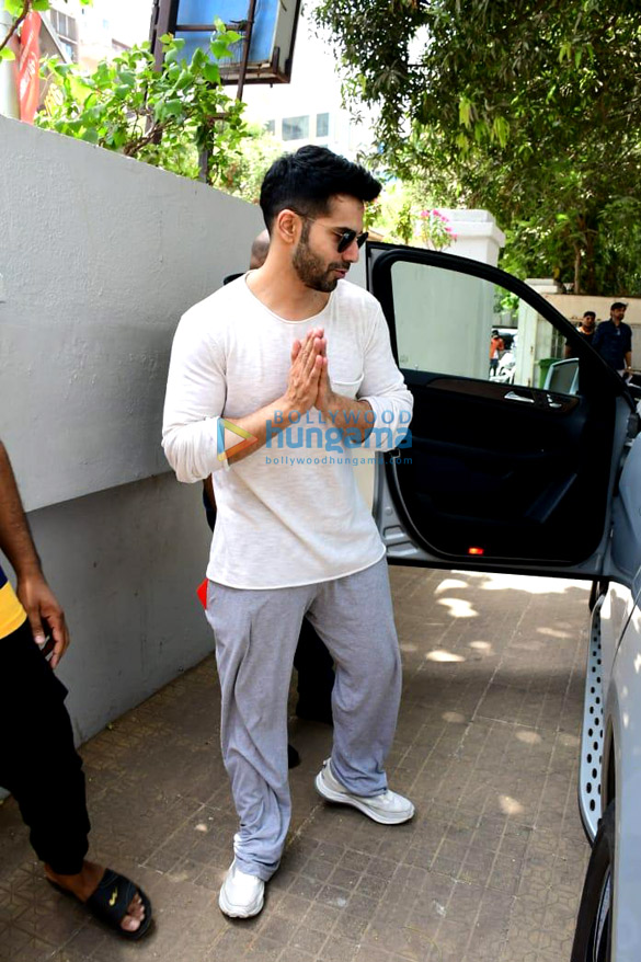 photos varun dhawan snapped at a dance class in andheri 4
