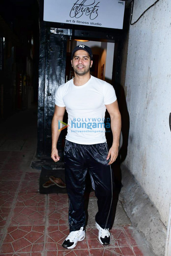 photos varun dhawan snapped in juhu 1 6