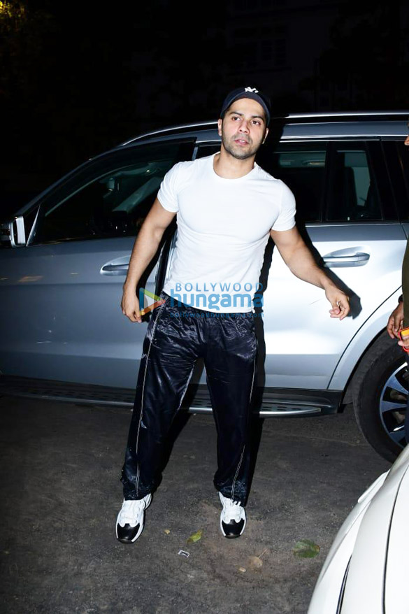 photos varun dhawan snapped in juhu 4 6