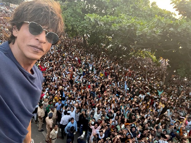 Shah Rukh Khan waves to fans outside Mannat; shares selfie saying, “How lovely to meet you all on Eid” Shah Rukh Khan waves to fans outside Mannat; shares selfie saying, “How lovely to meet you all on Eid”