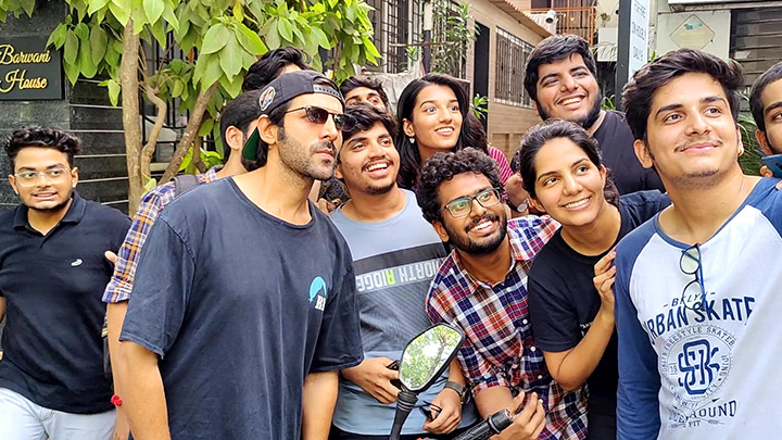 Spotted: Kartik Aaryan at a studio in Juhu, Mumbai