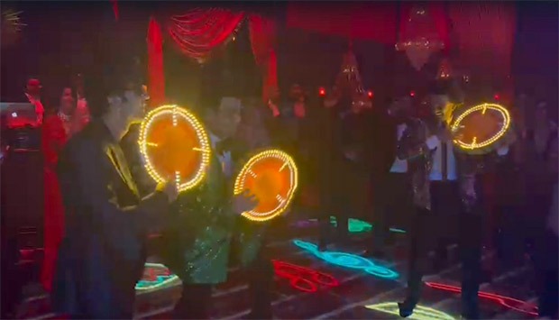Ranbir Kapoor, Neetu Kapoor, Ranveer Singh get on the dance floor to groove on Rishi Kapoor's 'Dafli Wale Dafli Baja' at Karan Johar 's 50th birthday bash Ranbir Kapoor, Neetu Kapoor, Ranveer Singh get on the dance floor to groove on Rishi Kapoor's 'Dafli Wale Dafli Baja' at Karan Johar 's 50th birthday bash