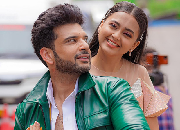 Karan Kundra goes down on his knees for Naagin actress Tejasswi Prakash on the sets of Dance Deewane Juniors