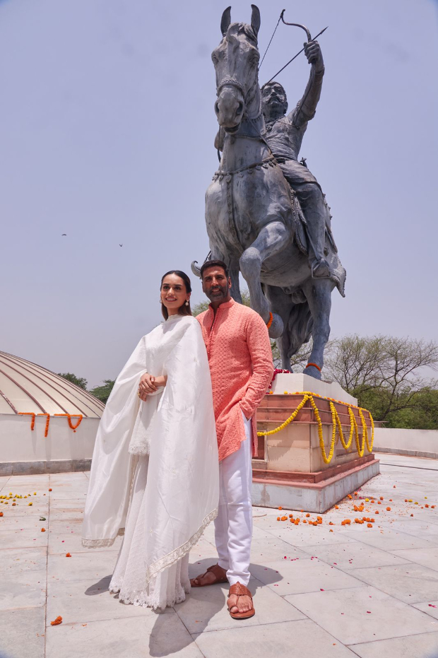 Akshay Kumar, Manushi Chhillar, Dr. Chandraprakash Dwivedi pay tribute to Samrat Prithviraj at Rai Pithora in Delhi, see pics Akshay Kumar, Manushi Chhillar, Dr. Chandraprakash Dwivedi pay tribute to Samrat Prithviraj at Rai Pithora in Delhi, see pics