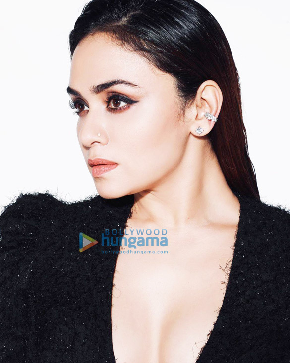 amruta khanvilkar 1 4