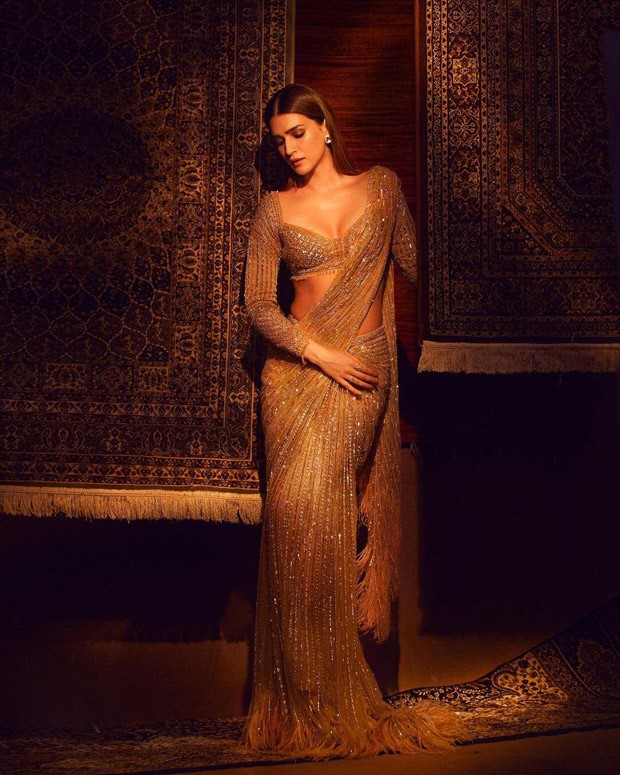 Kriti Sanon glows in a Falguni & Shane peacock’s shimmering sequin golden saree for Umang 2022 Kriti Sanon glows in a Falguni & Shane peacock’s shimmering sequin golden saree for Umang 2022