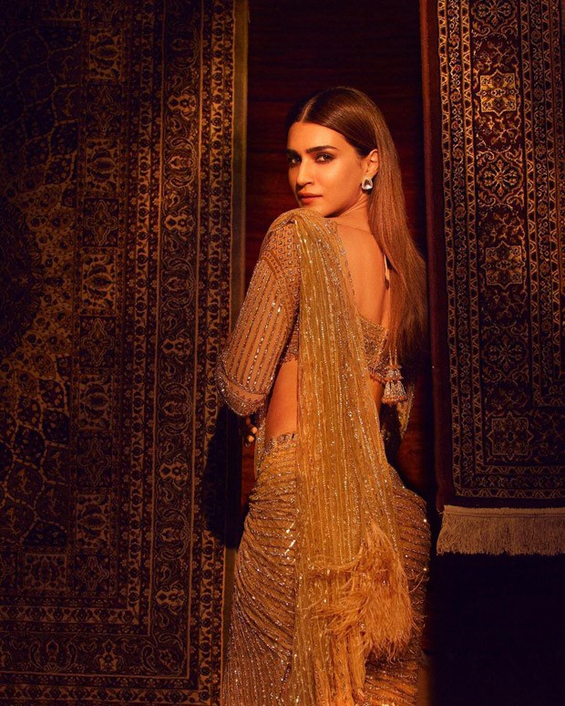 Kriti Sanon glows in a Falguni & Shane peacock’s shimmering sequin golden saree for Umang 2022 Kriti Sanon glows in a Falguni & Shane peacock’s shimmering sequin golden saree for Umang 2022