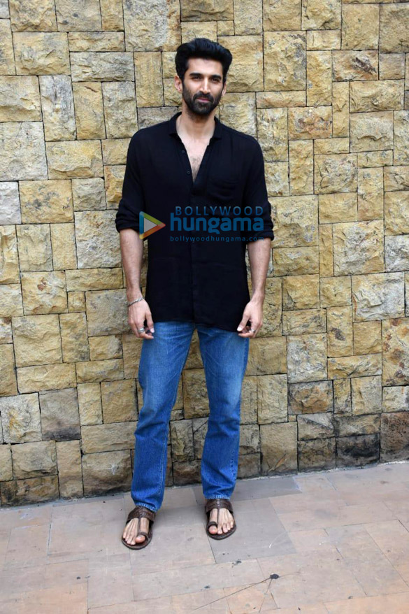 photos aditya roy kapoor snapped in mumbai 1