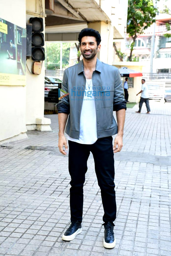 photos aditya roy kapur and kapil verma snapped at the trailer launch of om the battle within 5