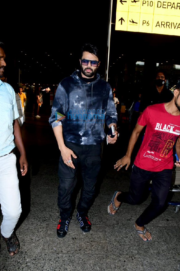 photos aishwarya rai bachchan ananya panday tiger shroff and others snapped at the airport 5
