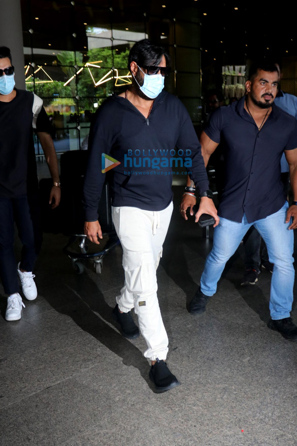 photos ajay devgn shilpa shetty yuvraj singh and shamita shetty snapped at the airport 1