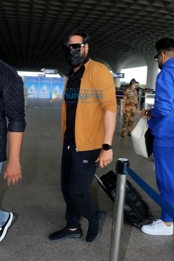 photos ajay devgn and parineeti chopra snapped at the airport 3