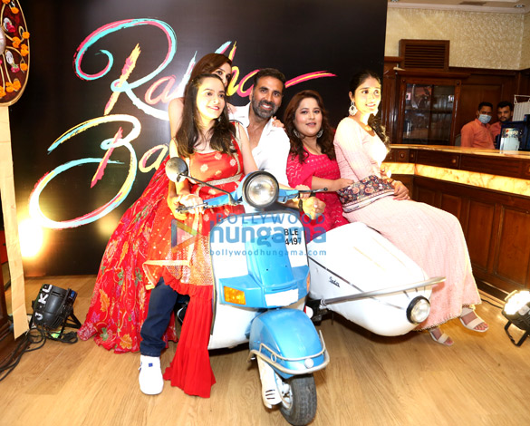 photos akshay kumar bhumi pednekar and raksha bandhan team snapped at trailer launch at delite cinema in delhi 6