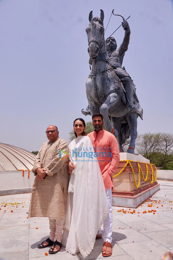 Photos: Akshay Kumar, Manushi Chhillar, and Dr. Chandraprakash Dwivedi snapped promoting the film Samrat Prithviraj at Rai Pithora Fort in Delhi Photos: Akshay Kumar, Manushi Chhillar, and Dr. Chandraprakash Dwivedi snapped promoting the film Samrat Prithviraj at Rai Pithora Fort in Delhi