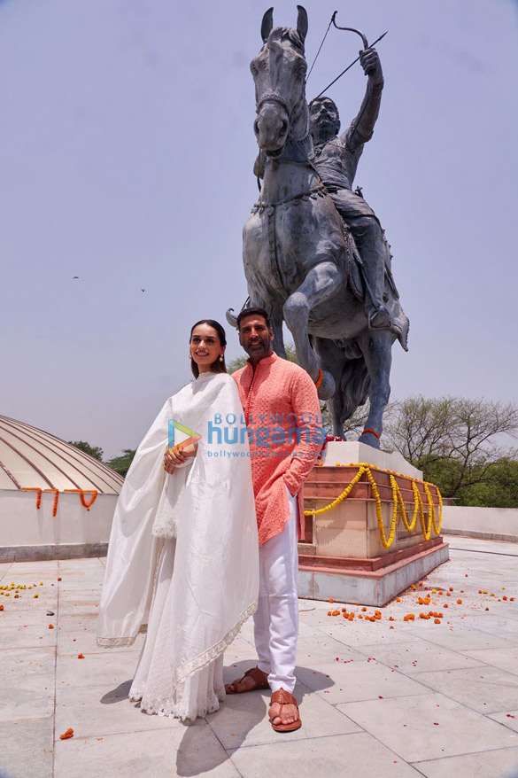 photos akshay kumar manushi chhillar and dr chandraprakash dwivedi snapped promoting the film samrat prithviraj at rai pithora f 6