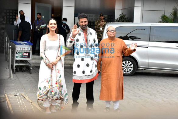 photos akshay kumar and manushi chhillar spotted at kalina airport 3