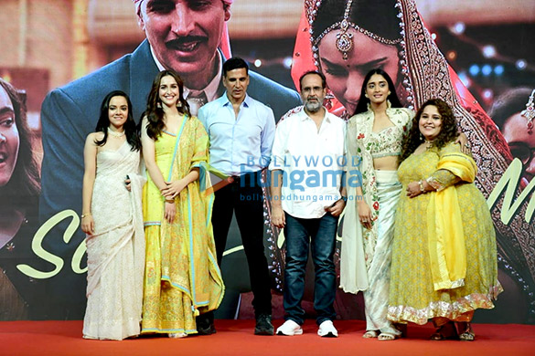 photos akshay kumar and cast of raksha bandhan launch the new track from the film 11 4