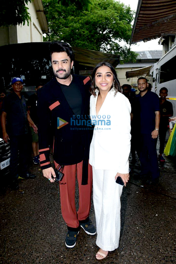 photos anil kapoor kiara advani mouni roy and others snapped on sets of did lil masters to promote his film jugjugg jeeyo 2 2