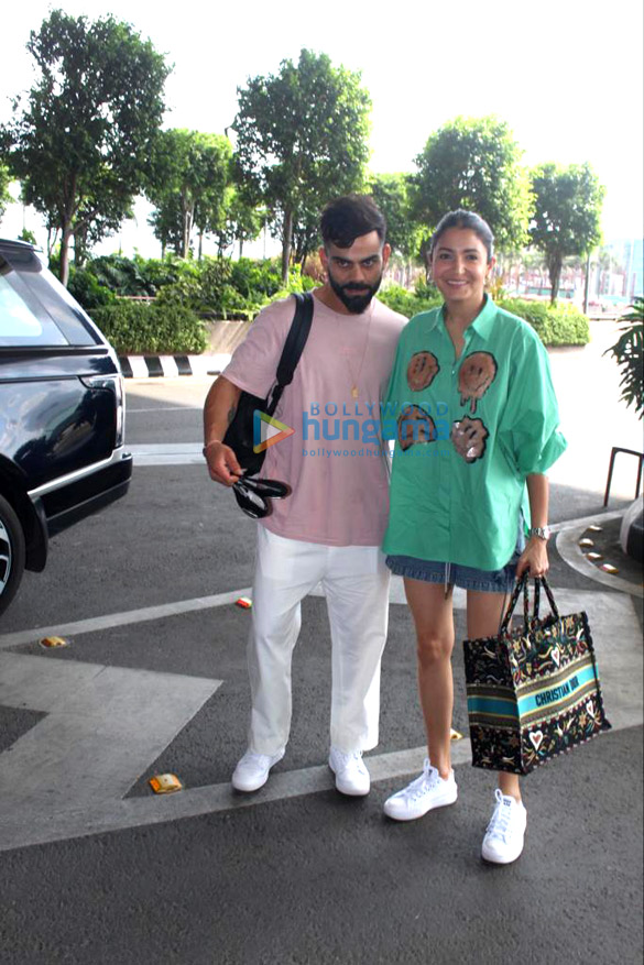 photos anushka sharma and virat kohli snapped at the airport 2