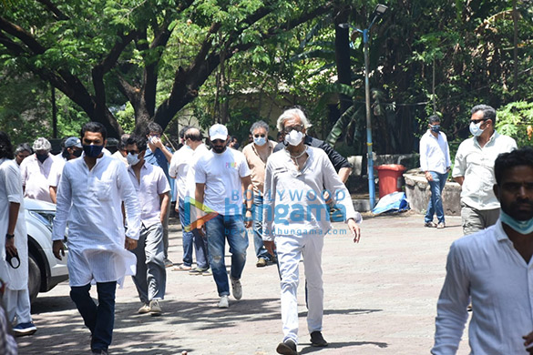 photos celebs attend last rites of sudhir mishras mother 1