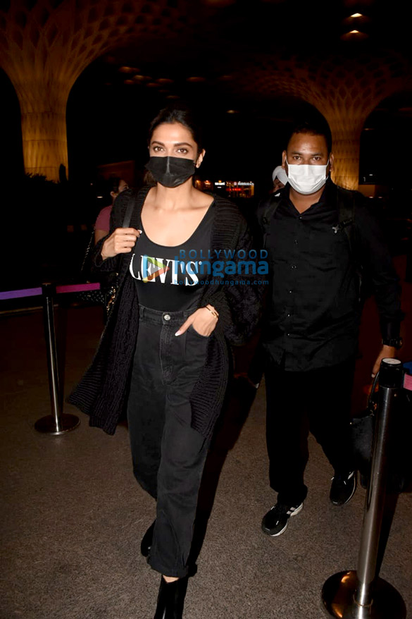 Photos: Deepika Padukone, Pooja Hegde, Kangana Ranaut and others snapped at the airport Photos: Deepika Padukone, Pooja Hegde, Kangana Ranaut and others snapped at the airport