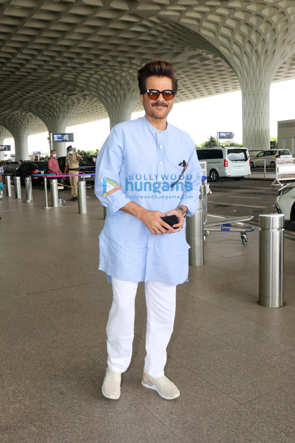 photos esha gupta rakul preet singh karan johar and others snapped at the airport 4 2